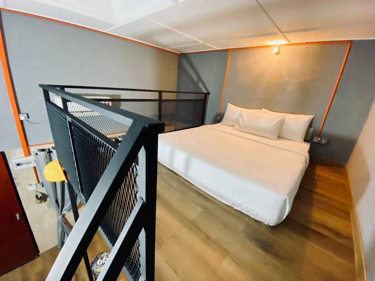 Ardour Lodge "A" Wing Танджунг Бунга Екстериор снимка