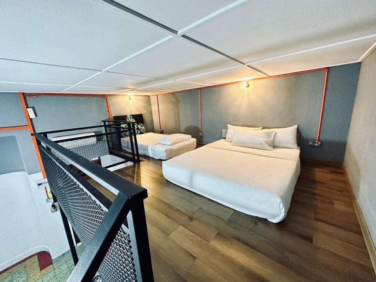 Ardour Lodge "A" Wing Танджунг Бунга Екстериор снимка