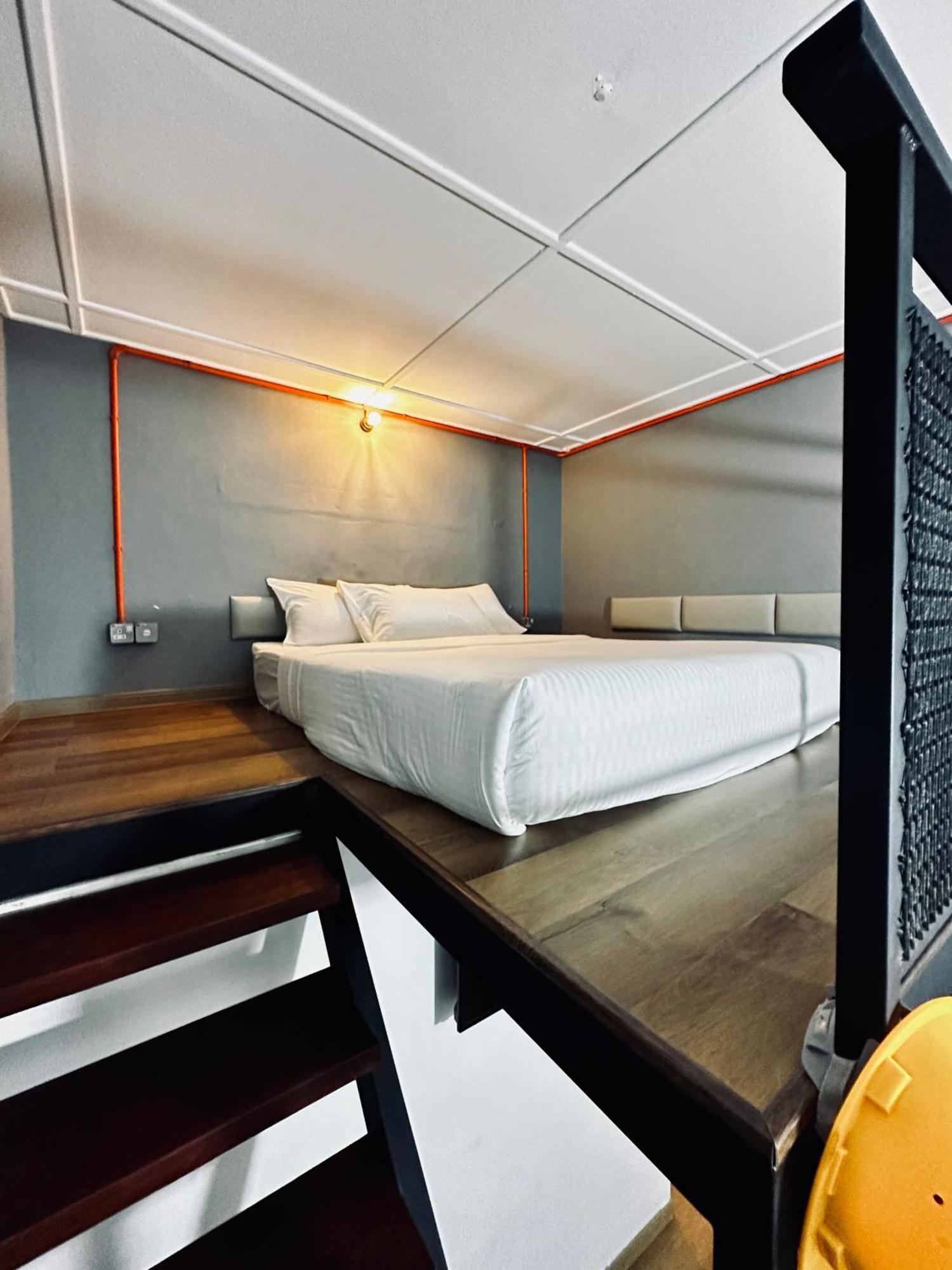 Ardour Lodge "A" Wing Танджунг Бунга Екстериор снимка