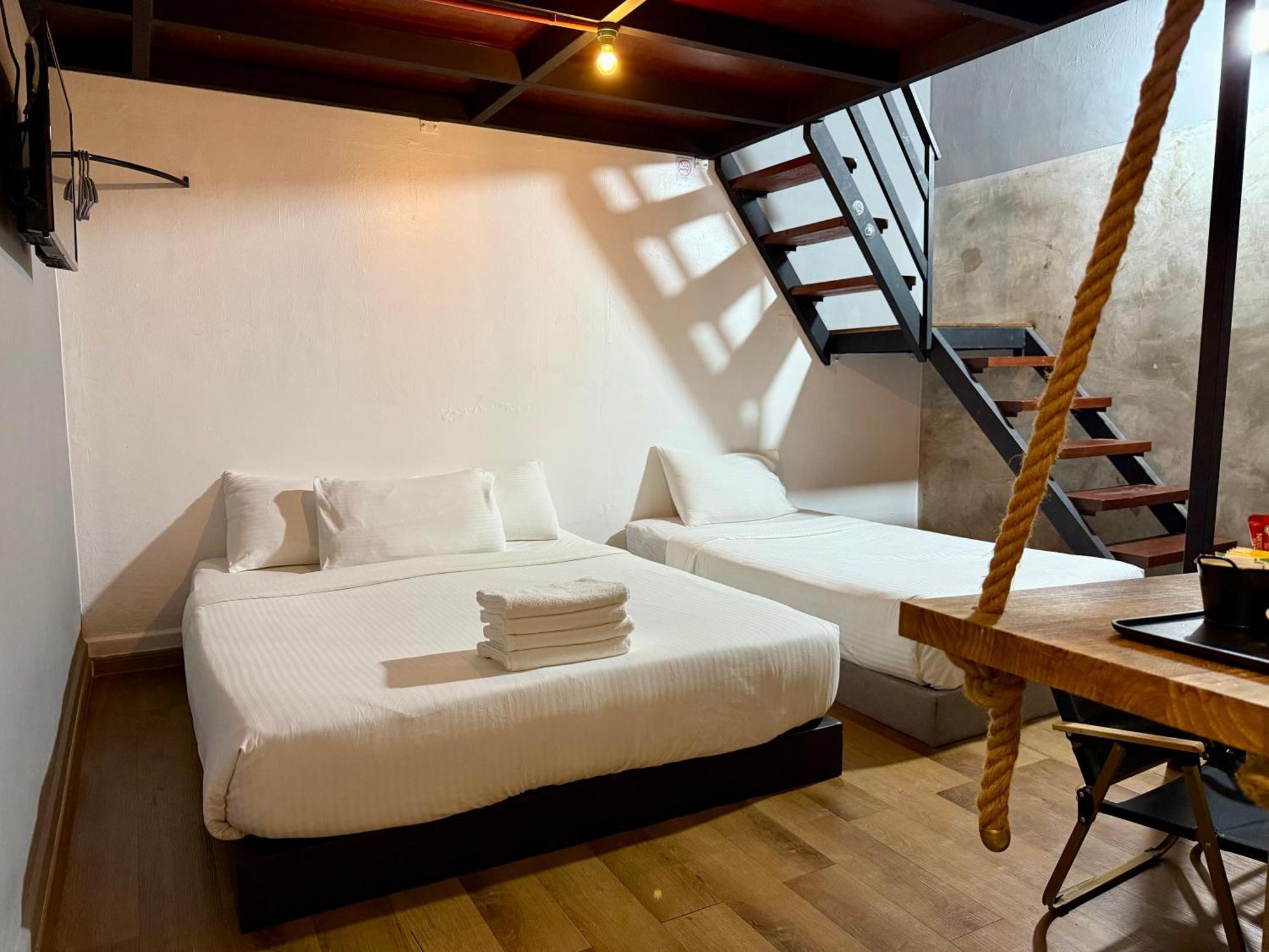 Ardour Lodge "A" Wing Танджунг Бунга Екстериор снимка