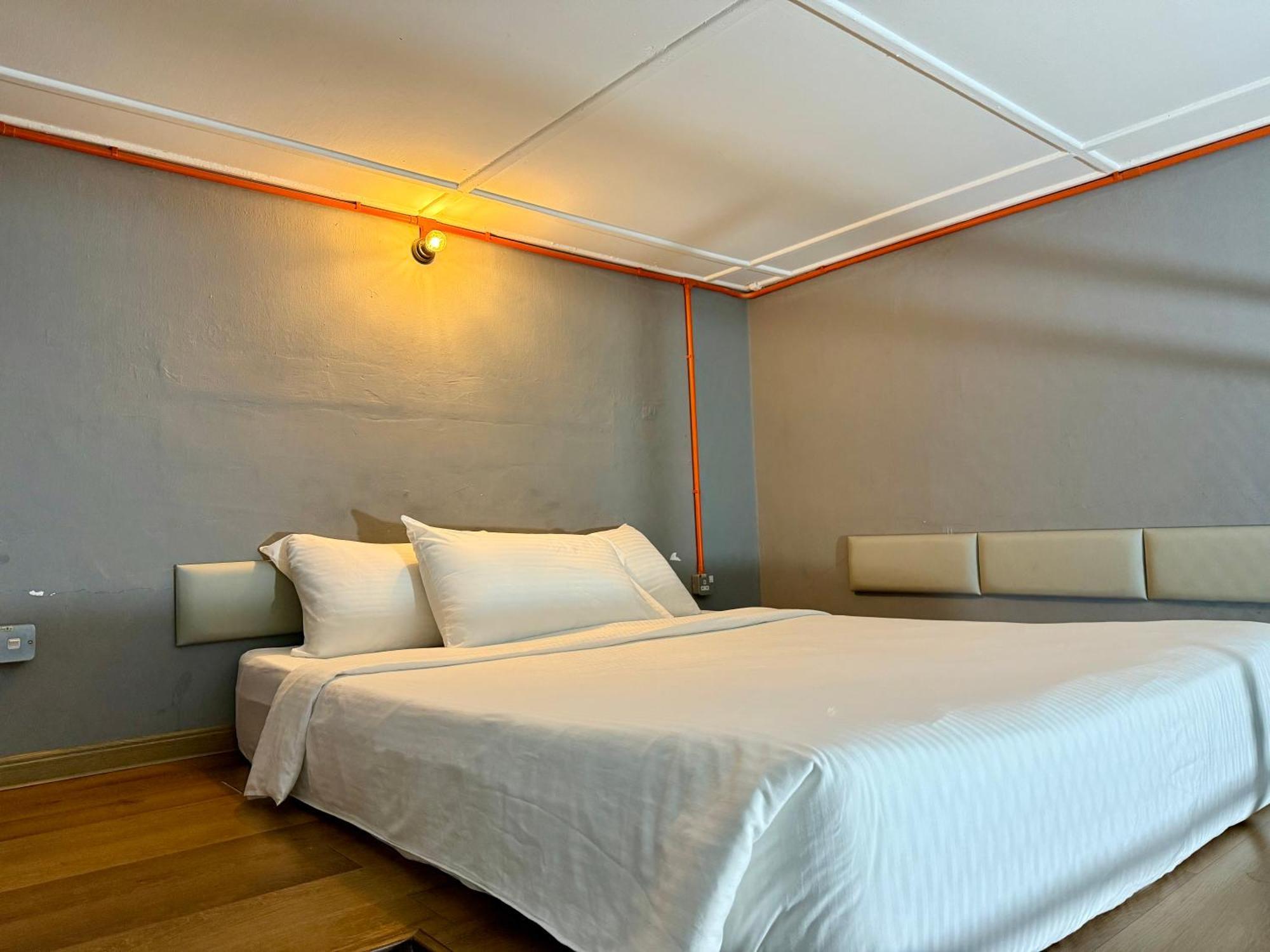 Ardour Lodge "A" Wing Танджунг Бунга Екстериор снимка